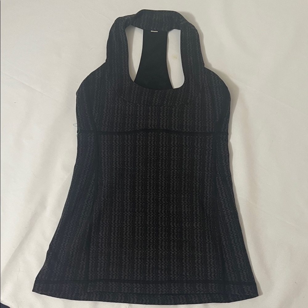 This Lululemon Scoop Neck Tank Size 6